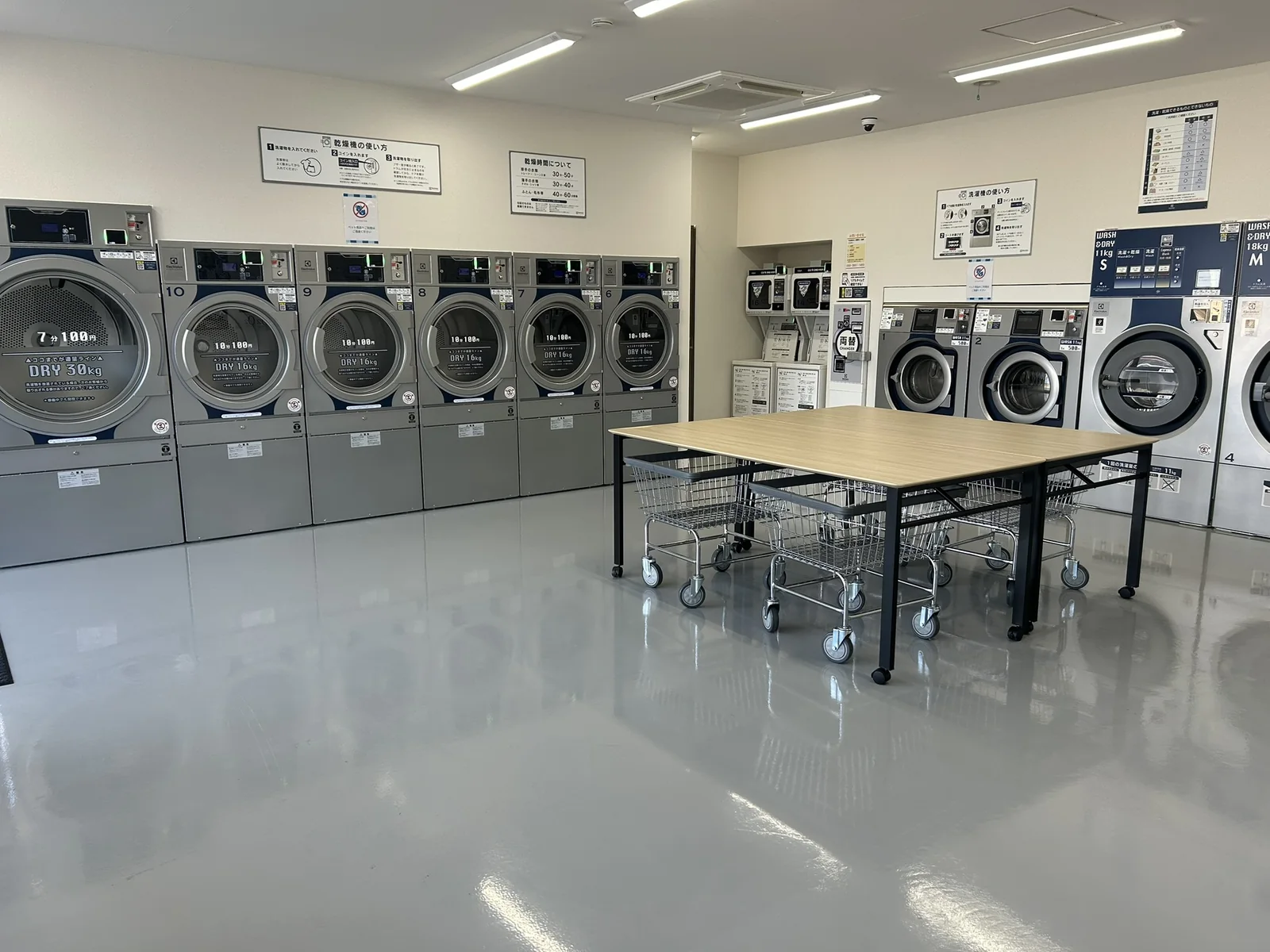 洗濯機や乾燥機、作業台を備えたT-WASHの店内